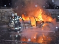 Ve čtvrtek lehla popelem v Družci škodovka, řidiče odvezla záchranka (Foto: HZS Středočeského kraje)
