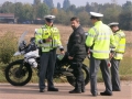 Policisté kontrolovali motocyklisty a rozdávali jim reflexní šle (Foto: PČR)