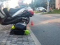 V Kladně havaroval řidič skútru, jeho spolujezdec se zranil (Foto: Kamil Záhradník)