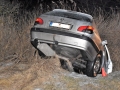 U Slaného skončil řidič Peugeotu se svým vozem mimo silnici (Foto: KL)