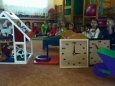Dřevěné hračky z Věznice Nové Sedlo přijaly děti z Kladna s nadšením (Foto: KL)