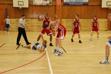 Basketbalisté BK Kladno v bílých dresech na soupeře ve druhé lize zatím nestačí (Foto: KL)