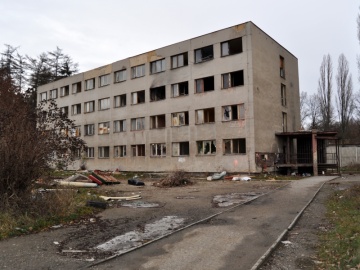 Současný stav budovy bývalé ubytovny přezdívané Masokombinát je otřesný. Foto: KL