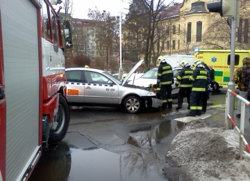 Nehoda taxislužby zablokovala křižovatku před soudem v Kladně (Foto: KL)