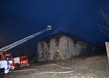 Ničivý požár zámku ve Statenicích měl tragickou dohru. Uhořel tu člověk (Foto: nprap. Jiří Pospíšil - HZS)