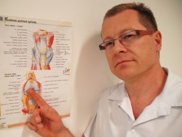 Lékař František Picek ukazuje na ilustraci, v kterých místech na koleně zákrok provedl (Foto: KL)