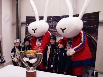 Maskoti hokejového mistrovství světa Bob a Bobek jsou z Kladna (Foto: Michal Kopečný - KL)