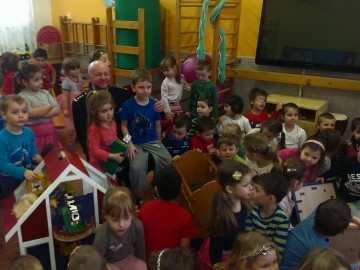 Dřevěné hračky z Věznice Nové Sedlo přijaly děti z Kladna s nadšením (Foto: KL)