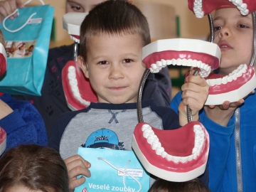 S „Veselými zoubky“ si děti hravou formou osvojí správný nácvik dentální hygieny (Foto: dm/Veselé zoubky)