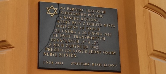     Znovuodhalení pamětní desky připomíná krutý osud kladenských Židů (Foto: KL)