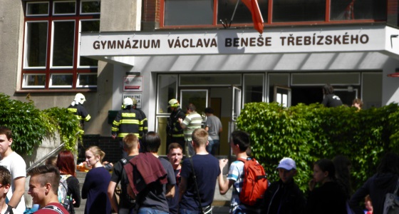 Studenty slánského gymnázia překvapil v pondělí ráno požár v chemické laboratoři (Foto: KL)