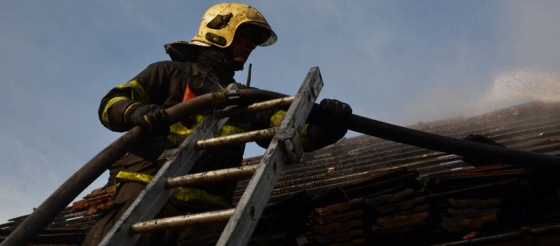 V Buštěhradu zachraňovali hasiči z hořícího domu matku s dítětem (Ilustrační foto: HZS)